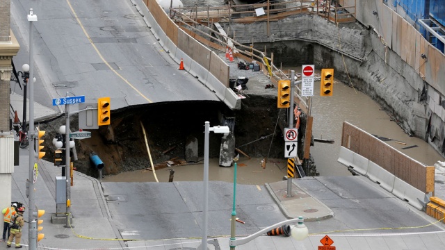 Одна из улиц в столице Канады провалилась под землю.Канада, дороги.НТВ.Ru: новости, видео, программы телеканала НТВ