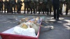 Харьковские радикалы принесли гроб к зданию генконсульства РФ