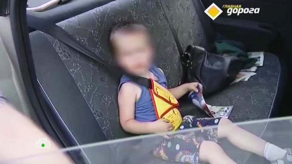 7 лет ребенку можно ли без кресла. Ребенок на заднем сидении без кресла. Ребенок в машине без кресла. Ребенок не пристегнут. Дети а руках в машине без кресла.