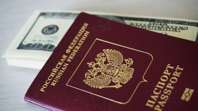 Валюту на сумму до 40 тысяч рублей разрешили обменивать без паспорта.Путин, валюта, законодательство, экономика и бизнес.НТВ.Ru: новости, видео, программы телеканала НТВ