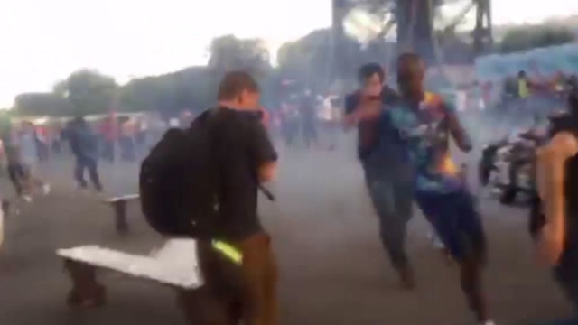 Полиция разогнала слезоточивым газом буйных фанатов в Париже.Париж, беспорядки, фанаты, футбол.НТВ.Ru: новости, видео, программы телеканала НТВ