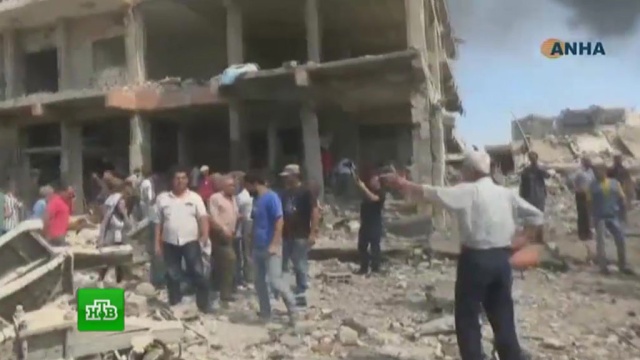 После теракта в сирийском городе Эль-Камышлы спасатели разбирают завалы в поисках погибших и раненых.взрывы, Исламское государство, Сирия, терроризм.НТВ.Ru: новости, видео, программы телеканала НТВ