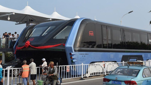 Автобус будущего в Китае впервые выпустили на тестовый маршрут.Китай, автобусы, общественный транспорт, технологии.НТВ.Ru: новости, видео, программы телеканала НТВ