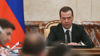 Медведев призвал не ждать и не бояться отмены санкций