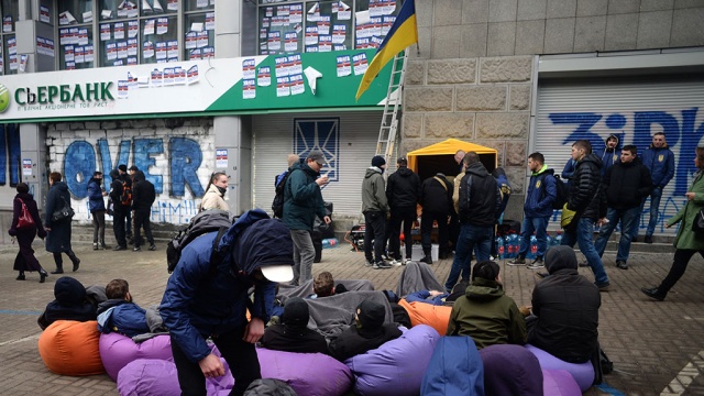 Радикалы пообещали полную блокаду отделений «Сбербанка» на Украине.Сбербанк, Украина, банки, санкции.НТВ.Ru: новости, видео, программы телеканала НТВ