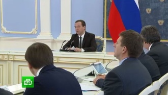 Медведев посоветовал опоздавшему Ткачёву ставить будильник «в разные места»