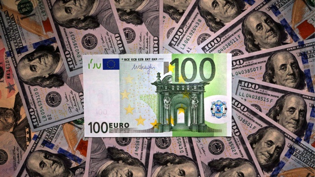 Курсы доллара и евро выросли на Московской бирже на фоне событий в Сирии.Сирия, валюта, доллар, евро, нефть, рубль, экономика и бизнес.НТВ.Ru: новости, видео, программы телеканала НТВ
