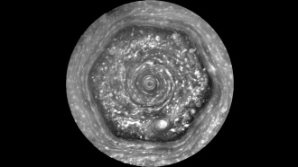 «Кассини» снял на видео чудовищные ураганы на Сатурне