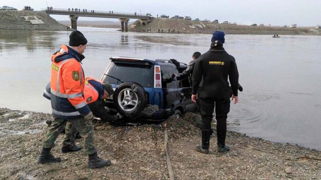 Затонувший автомобиль в реке