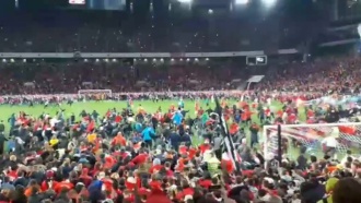 Тысячи фанатов выбежали на поле после матча «Спартак» — «Терек»
