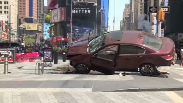 Наезд машины на пешеходов в Нью-Йорке попал на видео.ДТП, Нью-Йорк, США.НТВ.Ru: новости, видео, программы телеканала НТВ