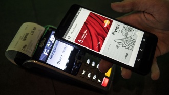 В России заработал сервис оплаты Android Pay