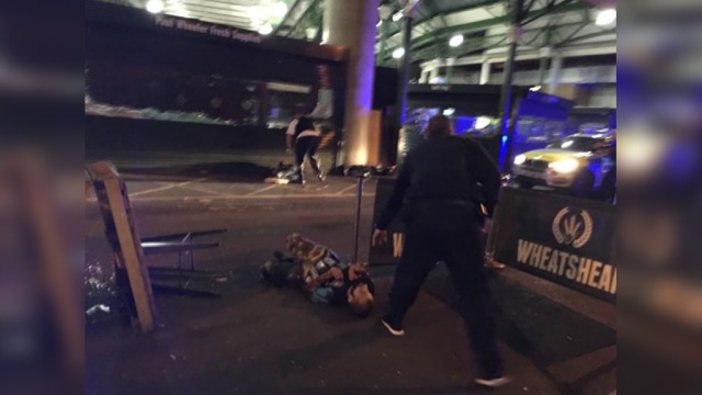 СМИ: нападение на Лондонском мосту устроили 5 террористов в бронежилетах.Великобритания, Лондон, автомобили, мосты, полиция, терроризм.НТВ.Ru: новости, видео, программы телеканала НТВ