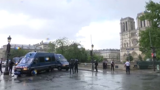 Нападение на полицейского у собора Нотр-Дам в Париже расследуют как теракт.нападения, Париж, стрельба, терроризм, Франция.НТВ.Ru: новости, видео, программы телеканала НТВ