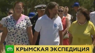 Знаменитый путешественник Конюхов убирает мусор на крымских пляжах