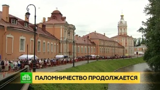 В очереди к мощам святителя Николая петербуржцы стоят по три часа