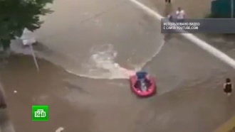 Жители затопленного Уссурийска перемещаются по улицам на аквабайках