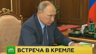 Путин вручил зеленую папку с замечаниями главе Мордовии
