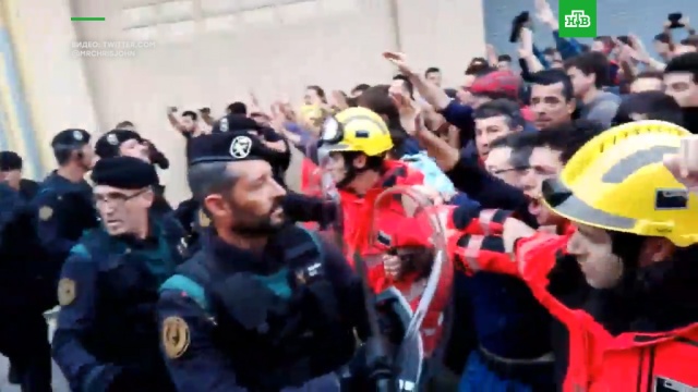 Пожарные против полиции Испании.Каталония, Испания, беспорядки, выборы, референдумы.НТВ.Ru: новости, видео, программы телеканала НТВ