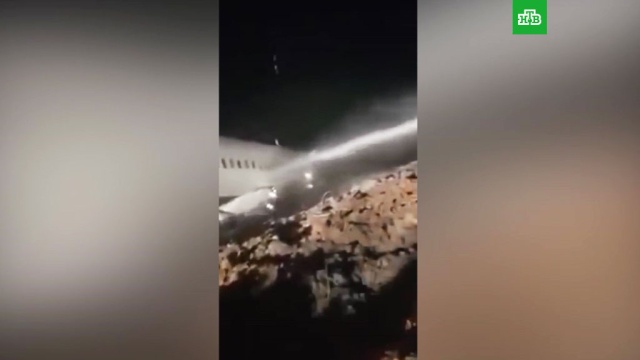Пассажир снял на видео эвакуацию с застрявшего в грязи самолета в Турции.Турция, авиационные катастрофы и происшествия, самолеты, эвакуация.НТВ.Ru: новости, видео, программы телеканала НТВ