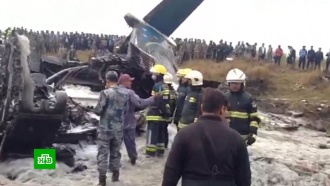Жертвами крушения пассажирского самолета в Непале стали не менее 50 человек