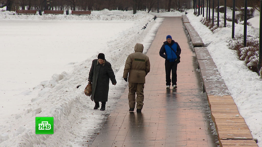 Есть ли гололед. Гололед в Москве. Гололед в Москве сейчас. Дороги в Москве сейчас гололед. В Москве сейчас на улице скользко.