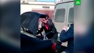 «Мне больно!»: Панин устроил «спектакль» перед приставами во время ареста его BMW