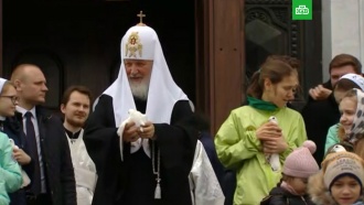 Патриарх Кирилл выпустил в небо белых голубей