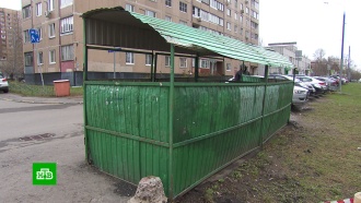 В Москве убившую ребенка мусорную будку укрепили камнями