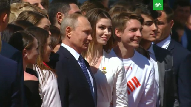 Путин после инаугурации пообщался с молодежью.Москва, Путин, инаугурации, президент РФ.НТВ.Ru: новости, видео, программы телеканала НТВ