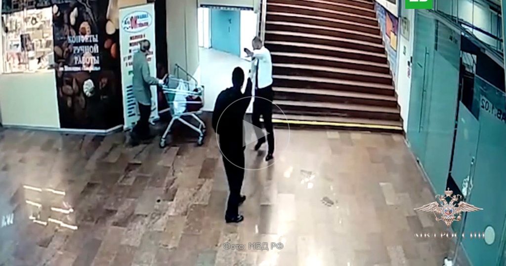 Нападение на торговый центр в москве. Разбили витрину в Царицыно. Стрельба в Москве сегодня в торговом центре.