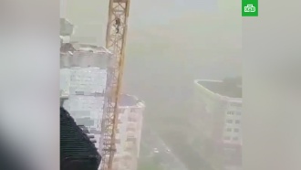 Женщина сняла на видео ураган из кабины башенного крана