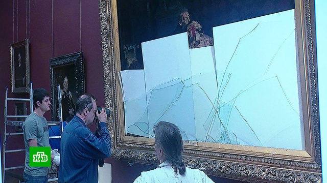 Картины портят. Эрмитаж испортили картину. Покушение на картину Репина. Какую картину испортили в Третьяковской галерее. Поврежденные картина в музее.