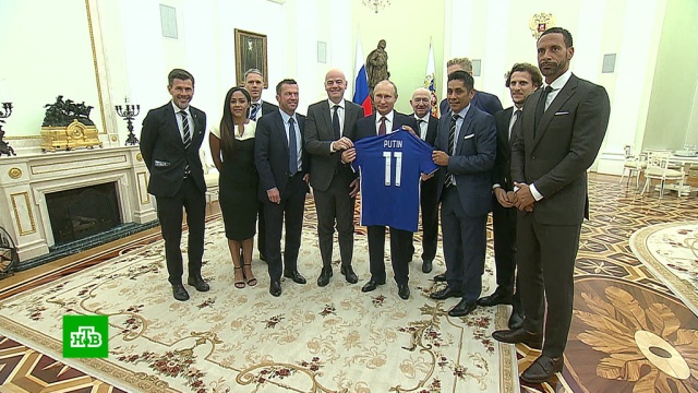 Легенды футбола подарили Путину футболку с 11-м номером на встрече в Кремле.Путин, спорт, футбол.НТВ.Ru: новости, видео, программы телеканала НТВ