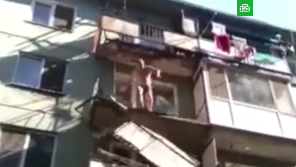 Разбился с балкона. С балкона рухнула пара. Мужик на балконе.
