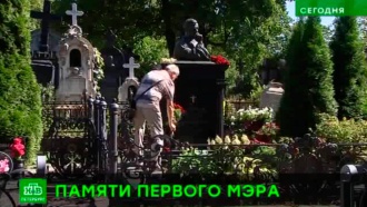 В день рождения первого мэра петербуржцы несут цветы на могилу Собчака