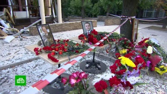 «Мы друга потеряли»: жители Донецка несут цветы на место гибели Захарченко