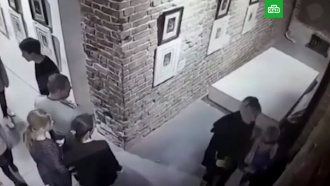 Любительницы селфи повредили картину Дали в Екатеринбурге