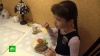 Кулинарные страсти: в школе Екатеринбурга ученице запретили приносить еду из дома