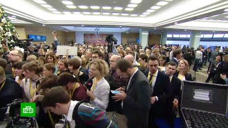 Желтые жилеты и красные платья: как журналисты пытались привлечь внимание Путина