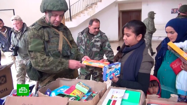 Российские военные передали сирийским детям 1, 5 тонны новогодних подарков.Новый год, Сирия, дети и подростки, подарки.НТВ.Ru: новости, видео, программы телеканала НТВ