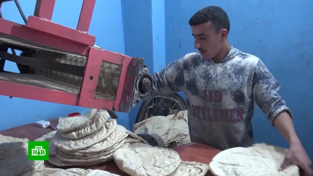 В освобожденной от боевиков сирийской провинции Дераа заработала пекарня.Сирия, войны и вооруженные конфликты, еда, заводы и фабрики, продукты, хлеб.НТВ.Ru: новости, видео, программы телеканала НТВ