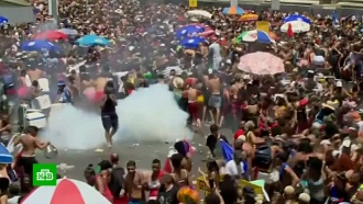 Участники карнавала в Рио-де-Жанейро устроили стычки с полицией