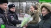 Туристическая полиция Петербурга одарила иностранок букетами тюльпанов