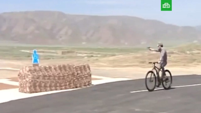 Глава Туркмении продемонстрировал меткую стрельбу во время езды на велосипеде.Туркмения, курьезы.НТВ.Ru: новости, видео, программы телеканала НТВ