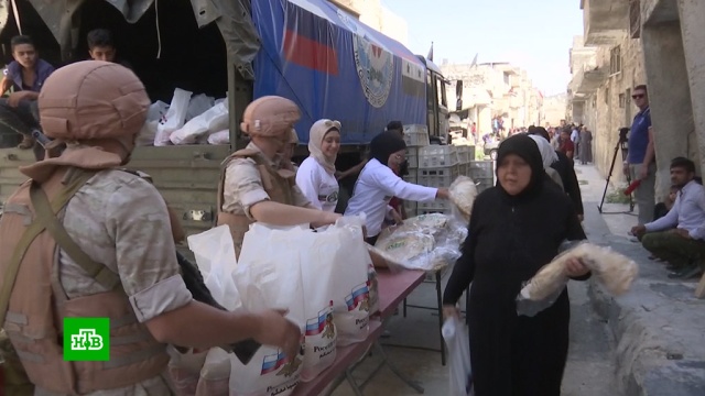 Жители сирийского Алеппо получили от российских военных рис, муку и тушенку.Сирия, армия и флот РФ, войны и вооруженные конфликты, гуманитарная помощь, еда, продукты.НТВ.Ru: новости, видео, программы телеканала НТВ