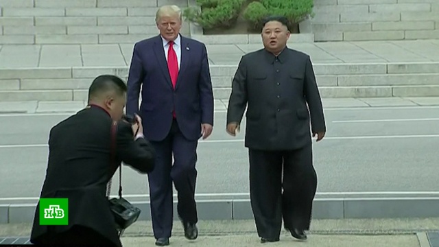 Первый в истории: Трамп по приглашению Ким Чен Ына прошел на территорию КНДР.Ким Чен Ын, США, Северная Корея, Трамп Дональд, Южная Корея.НТВ.Ru: новости, видео, программы телеканала НТВ