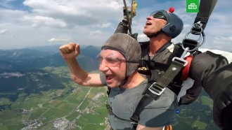 Виталий Кличко прыгнул с парашютом и спел себе песню