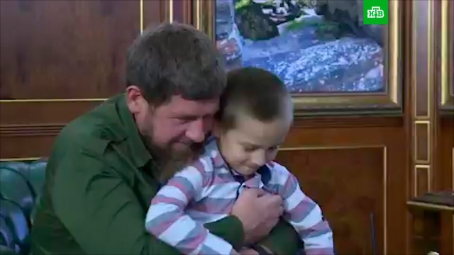 Шестилетний мальчик стал охранником Кадырова.Кадыров, Чечня, дети и подростки.НТВ.Ru: новости, видео, программы телеканала НТВ