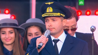 Герой — пилот А321 поздравил россиян с Днем флага
